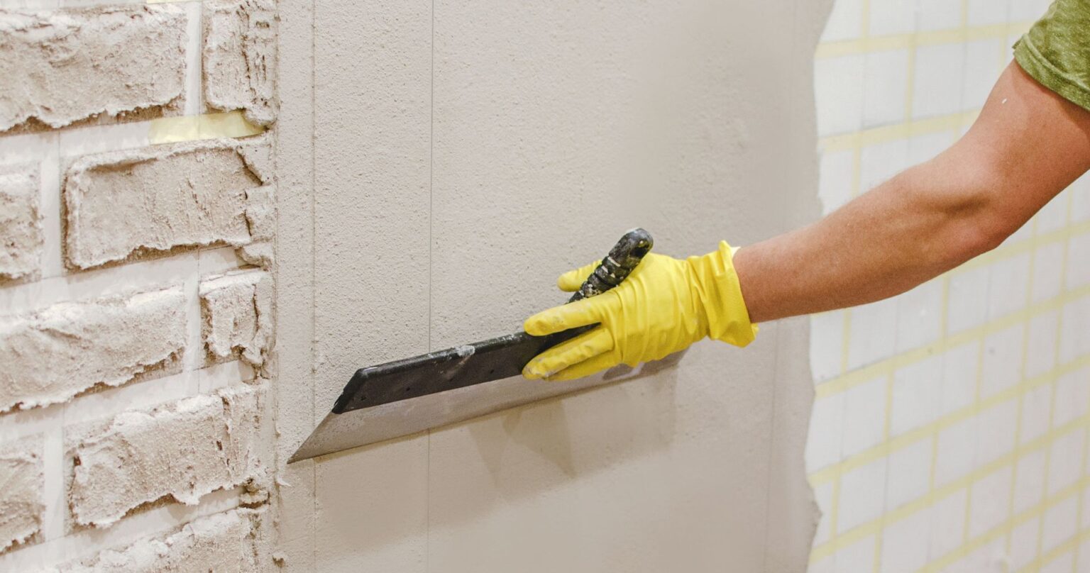 Comment poser du crépi intérieur : Étapes, Outils & Produits Nécessaires